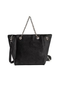 Zwarte suède tote bag met een ruime indeling, voorzien van een zilveren kettinghandvat en metalen accenten voor extra detail. Inclusief een afneembare schouderriem.