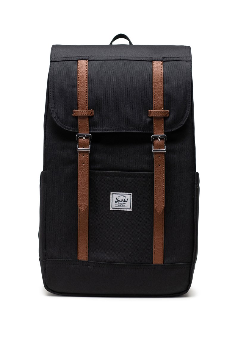 Crni pravokutni ruksak s smešnim kopčama i frontnim džepom koji ima bijelu oznaku Herschel.
