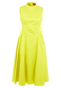 Bezramenné šaty v jasně žluté barvě, s přiléhavým korzetem a plnou sukní se bočními vazy pro nastavitelný střih; hladká tkanina s mírným leskem.