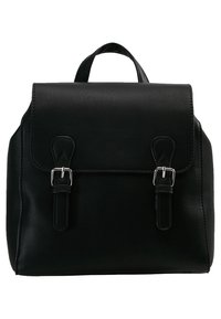Mochila de cuero negro con cierre de solapa, dos hebillas plateadas y un asa en la parte superior. Superficie texturizada con forma rectangular.
