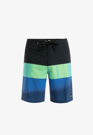 Herenzwembroeken met een meerkleurig ontwerp met zwarte, groene en blauwe horizontale strepen; het materiaal lijkt glad met een subtiele glans.
