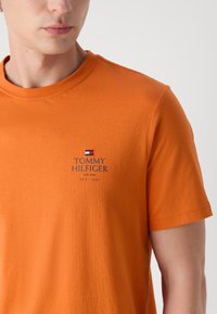 Tommy Hilfiger STACK TEE - T-shirt basic - bonfire orange