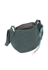 Borsa a secchiello verde in suede con una forma curvata, dotata di un interno a pois rosa, tracolla regolabile e lacci decorativi.