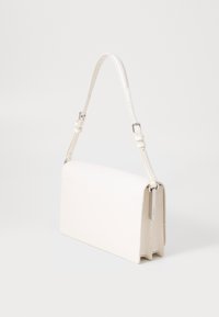 Bijela kožna torba s strukturiranim pravokutnim oblikom, podesivim remenom i minimalističkim dizajnom. Sadrži elegantne šavove i suptilne metalne detalje.