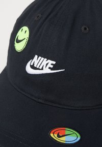 Nike Sportswear PATCH TOSS CLUB UNISEX - Kapa - black