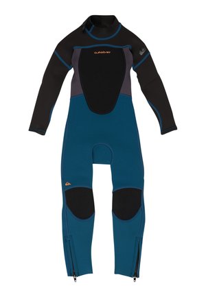 Pianka z długim rękawem na całe ciało w kolorach czarnym, szarym i niebieskim, z ochraniaczami na kolana, zamkami błyskawicznymi przy kostkach oraz pomarańczowymi logo Quiksilver na klatce piersiowej i nodze.