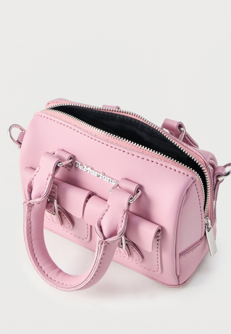 Piccola borsa a mano in pelle rosa con doppi manici e una cerniera argentata parzialmente aperta che mostra la fodera interna nera.