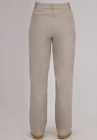 Lichtbeige broek met een soepele textuur, elastische tailleband, twee achterzakken en een rechte pijpstijl, afgewerkt met tan gekleurde zolen.