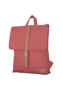 Piros vászonszínhátizsák, lefelé hajtható fedéllel, barna bőr pánttal és csat részlettel, oldalt zsebbel és elöl márkajelzéssel.
