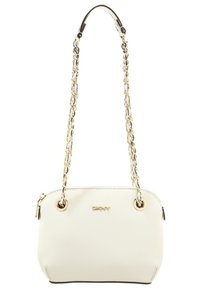 Vit syntetisk handväska med guldkedjearmar, rund form, dragkedjestängning och logodetalj på framsidan. Mjuk textur med subtilt korn.
