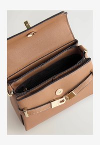 Nem kiválasztott, tan brown