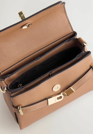 Brūna graudaina ādas soma ar zelta detaļām, ar atvērtu vāciņu, divām iekšējām nodalījumiem un rāvējslēdzēja kabatu.