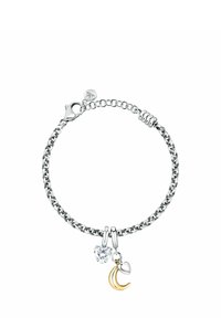 Braccialetto in argento con catena, decorato con un ciondolo a forma di cuore in cristallo, un ciondolo a forma di cuore in argento e un ciondolo a forma di luna crescente in oro.