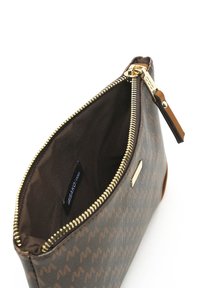 Pochette zippée en textile brun à motifs avec quincaillerie dorée, présentant un intérieur lisse et une étiquette de marque à l'intérieur.