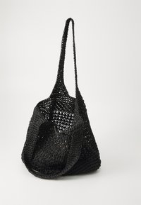 Borsa tote nera intrecciata con una forma rilassata, caratterizzata da una costruzione a maglia aperta e doppi manici robusti per un facile trasporto.