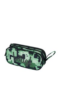 Astuccio verde mimetico con doppie cerniere, dettagli neri e un'asola in tessuto. Presenta una grafica testuale giocosa su un lato.