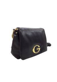 Borsa a mano in pelle nera con logo dorato "G", tracolla a catena, texture morbida e design con patta piegata. Forma rettangolare compatta.