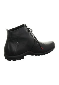 Schwarze Lederstiefel bis Knöchel mit runder Zehenform, Schnürdesign und strukturiertem Außensohle. Mit rotem Akzent in der Nähe der Schnürsenkel. Glatte Oberfläche.