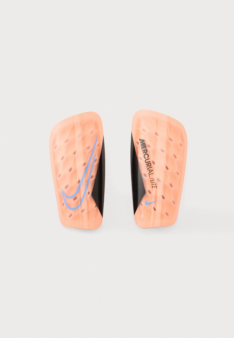 Ζευγάρι πορτοκαλί-ροδακινί επιγονατίδες Nike Mercurial Lite με μπλε λογότυπα swoosh και μαύρο εσωτερικό επένδυση σε απλό φόντο.