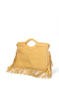 Sac à main en suédine jaune avec une poignée, des clous en argent bordant le devant, et de longs franges sur les côtés et le bas.