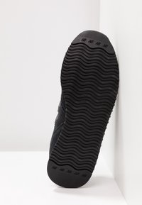 New Balance Sneakers - black