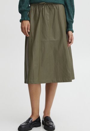 Olive zelená midi sukňa vyrobená z ľahkého materiálu s elastickým pásom a šnúrkou. Obsahuje jemný lesk a šitie na okraji.