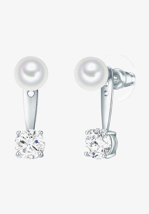 Strieborné náušnice s bielou perlou navrchu a okrúhlym, priehľadným cubic zirconia nižšie, ktoré predvádzajú štýlový, moderný dizajn.