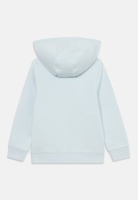 Moletom azul claro com um capuz grande, mangas compridas e bainha canelada; feito de um tecido macio e texturizado; liso, sem padrões ou detalhes.