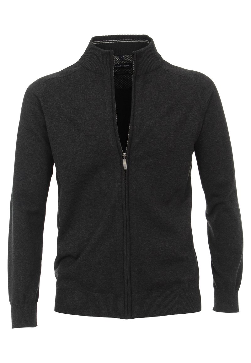 Cárdigan de cierre con cremallera en color gris oscuro, con un cuello alto, puños y dobladillo acanalados. Textura de punto suave, con una cremallera plateada y un branding mínimo.