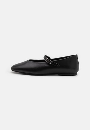 Shoe de couro preto, estiloso e plano, com bico fino, alça ajustável e salto baixo. Textura suave e design minimalista, adequado para várias roupas.