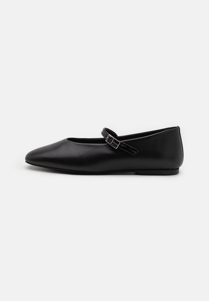 Černá kožená balerína s špičatou špičkou, nastavitelným páskem a nízkým podpatkem. Hladký povrch a minimalistický design, vhodné pro různé outfity.
