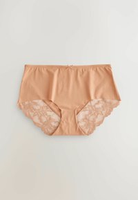 Kroppsnära briefer i nude-färg med slät front och genomskinlig spetsbak som har blommönster och scalloperade kanter. Liten rosett detalj vid midjan.