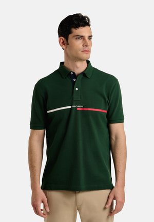Camisa polo verde de algodón, con una tapeta de dos botones, cuello navy y franjas horizontales rojas y blancas en el pecho.