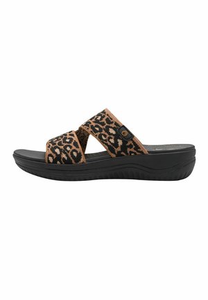 Sandalo nero con due cinturini in tessuto a stampa leopardata, superficie strutturata e suola a zeppa. Presenta un accento con logo circolare sul lato.