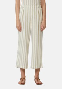 Culottes larges en mélange de lin, ornés de rayures verticales crème et marron clair, avec une taille haute et deux poches latérales. Ourlet plat.