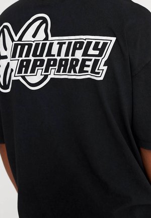Camiseta de algodón negra con un gran gráfico blanco que dice "MULTIPLY APPAREL" y un diseño de mariposa en la parte trasera.
