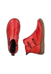 Ein Paar rote Leder-Stiefeletten mit braunen Gummisohlen, schwarzen elastischen Seitenlaschen und einem seitlichen Reißverschluss auf weißem Hintergrund.
