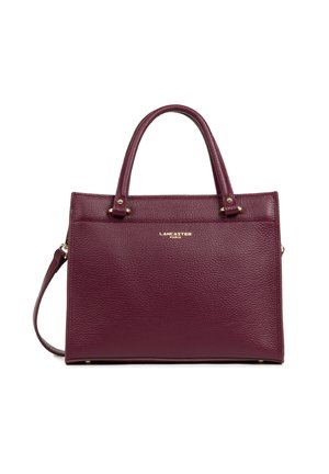 Sac à main en cuir bordeaux avec deux poignées supérieures, une bandoulière amovible, des accents en métal doré et une surface texturée. Présente le logo à l'avant.
