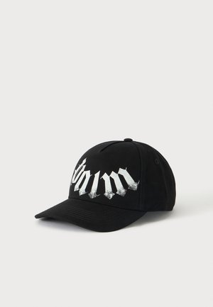 Schwarze Baseballkappe mit gebogenem Schirm und weißer gotischer Schrift auf der Frontpartie vor einfarbigem Hintergrund.