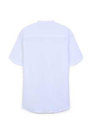 Weißes Hemd mit kurzen Ärmeln und Kragen, glatte Textur, leicht geschwungener Saum und eingearbeiteter Rückenteil-Detail. Keine sichtbaren Knöpfe oder Muster.