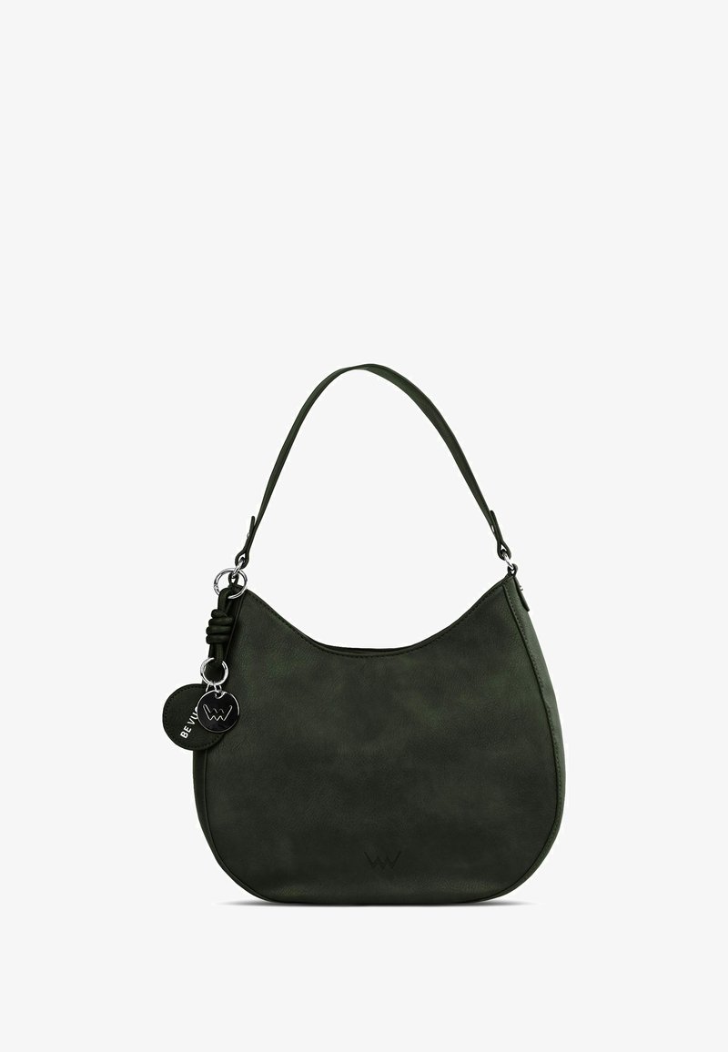 Zelená kabelka z umělé kůže s zaobleným designem, plochým dnem, dlouhým ramenním popruhem a dekorativním detailem ve formě klíčenky.