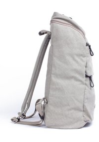 Zaino in tessuto grigio con forma strutturata, molteplici tasche con cerniera, spallacci regolabili e chiusura superiore a rotolo. Texture liscia.