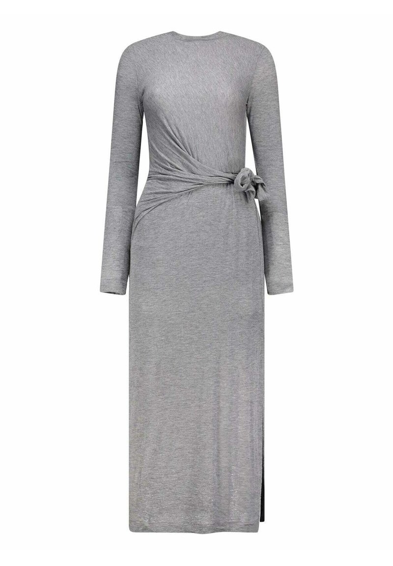 Robe grise à manches longues en tissu doux, avec un détail avant torsadé, un nœud sur le côté et une jupe longueur genou avec des fentes latérales.