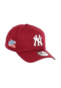 Rote Baseballmütze mit einem weißen gestickten "NY"-Logo. Verfügt über ein Patch der Weltmeisterschaft 1981 an der Seite und einen gebogenen Schirm. Aus Baumwollmaterial.