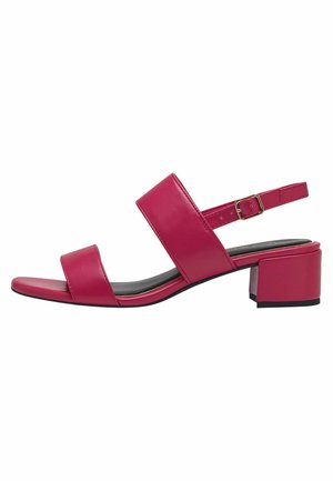 Sandales à talons en cuir rose avec deux larges sangles, une bride réglable à la cheville et un talon bloc. Texture lisse avec un design minimaliste.