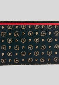 Portafoglio in pelle nera testurizzata con motivo ripetuto del logo dorato "P", accentuato da una chiusura con zip rossa.