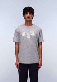 Camiseta de algodón gris con mangas cortas que presenta el logotipo "NAPAPIJRI" en blanco, cuello redondo y un corte relajado.
