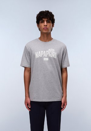 Gray cotton t-shirt with short sleeves featuring the "NAPAPIJRI" logo in white, round neckline, and a relaxed fit.