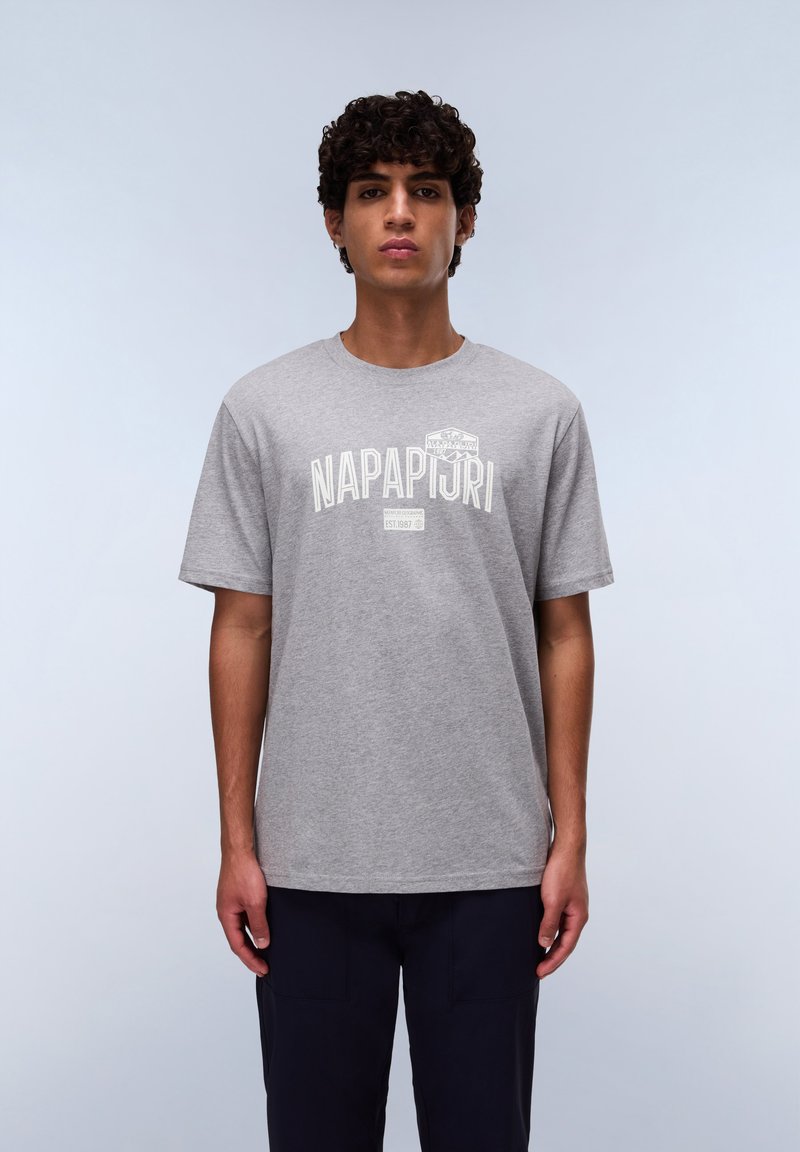Camiseta de algodón gris con mangas cortas que presenta el logotipo "NAPAPIJRI" en blanco, cuello redondo y un corte relajado.