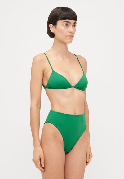 Zelený bikiny set s trojuholníkovými pohármi a tenkými ramienkami, vysokým pásom, vyrobený z hladkého materiálu s jednofarebným dizajnom.